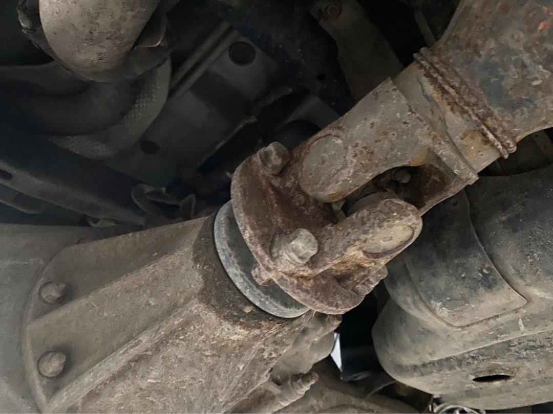 丰田霸道生锈,破旧丰田翻新