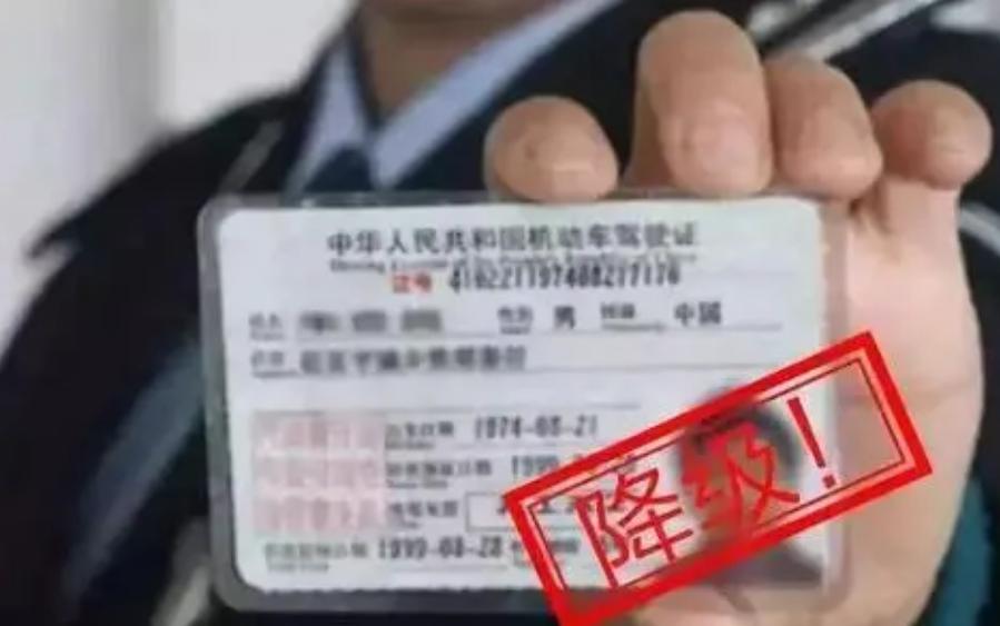 驾驶证满一年要换副证吗,驾驶证满一年需要更换吗