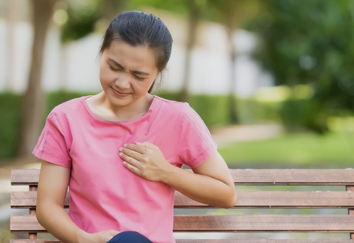 50岁女性胸部疼痛是怎么回事,女性胸部像针扎疼痛是怎么回事