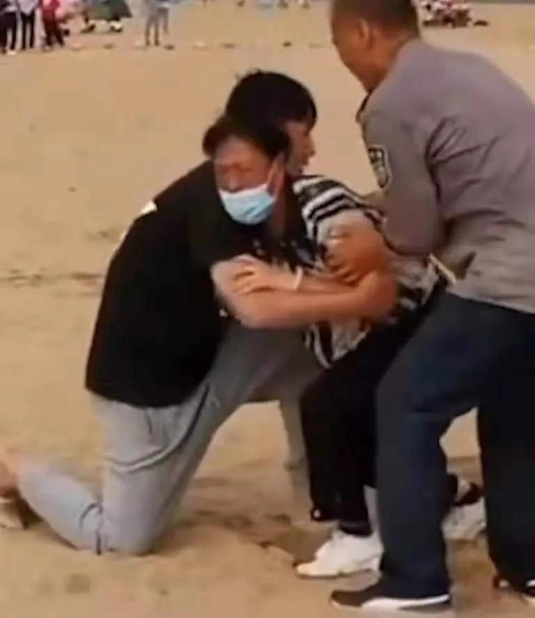 2021全年最感动人心的5张*拍偷**照,承包了朋友圈所有泪点