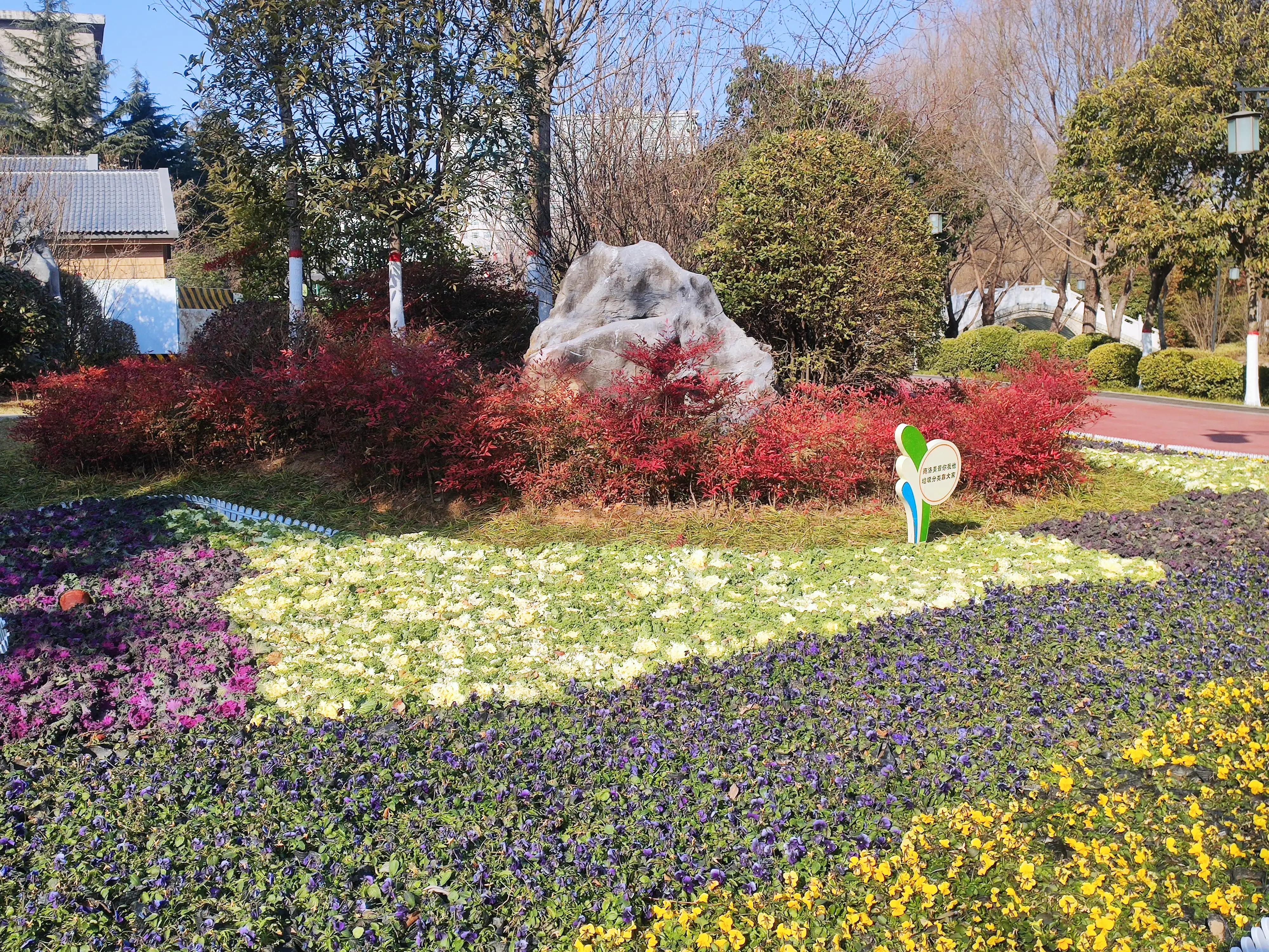 山色空蒙雨亦奇,水光潋滟晴方好山色空蒙的意思