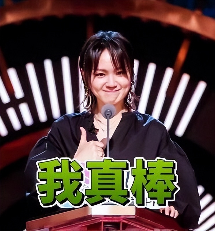 彩带落在杨紫身上肖战反应,彩带掉在女明星礼服上