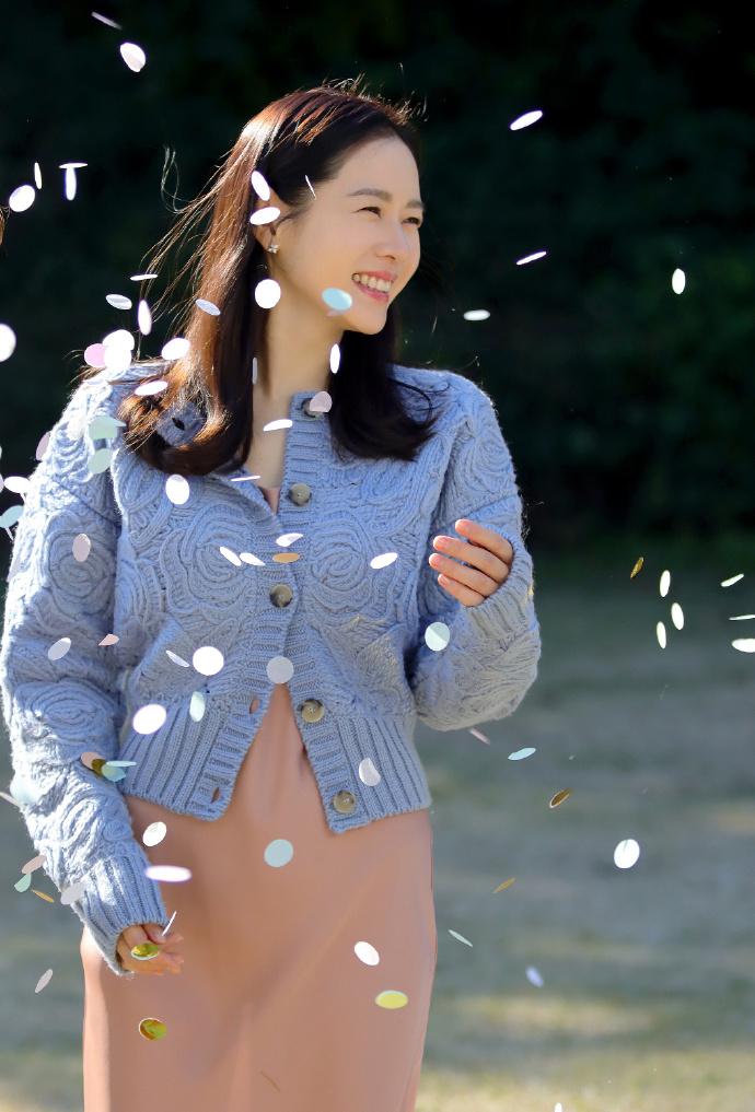 孙艺珍宣布怀孕后近照曝光，小腹凸起孕味明显，幸福感溢出屏幕