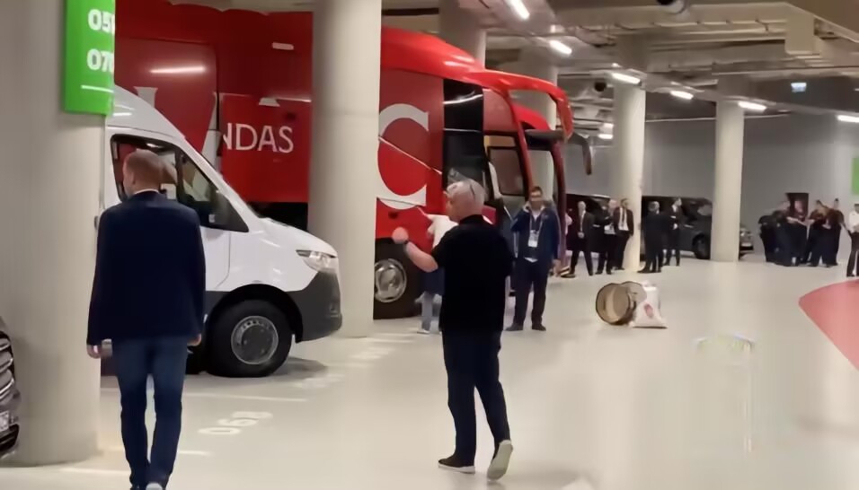 决赛明着黑？穆里尼奥赛后围堵并怒斥裁判，并将奖牌扔向看台