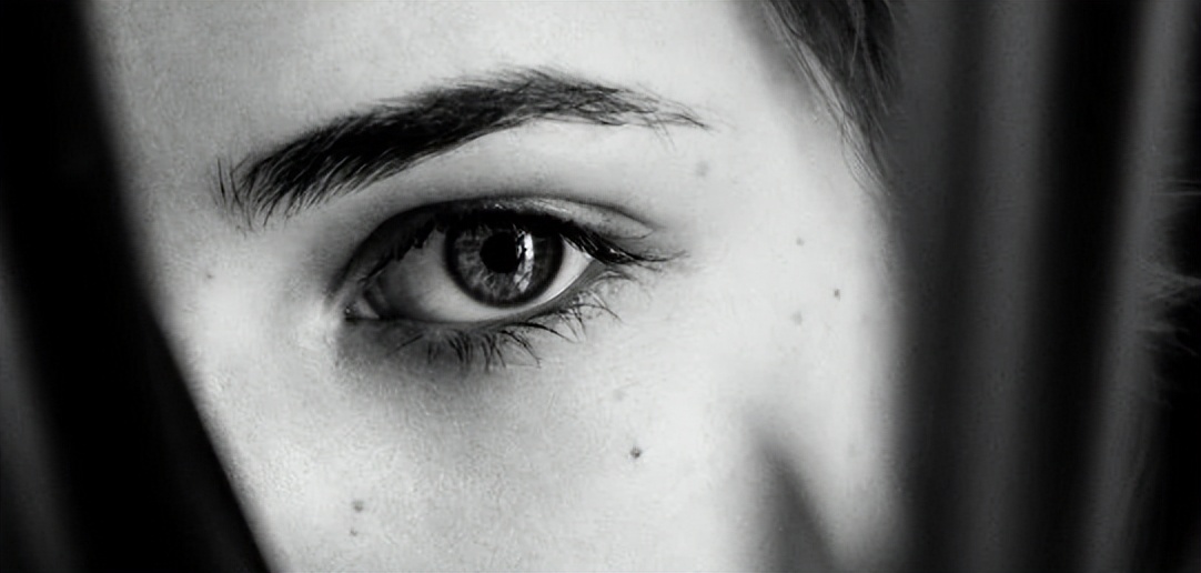 蚊子进眼睛怎么办眼睛红了,蚊子跑进耳朵里面怎么办嗡嗡响