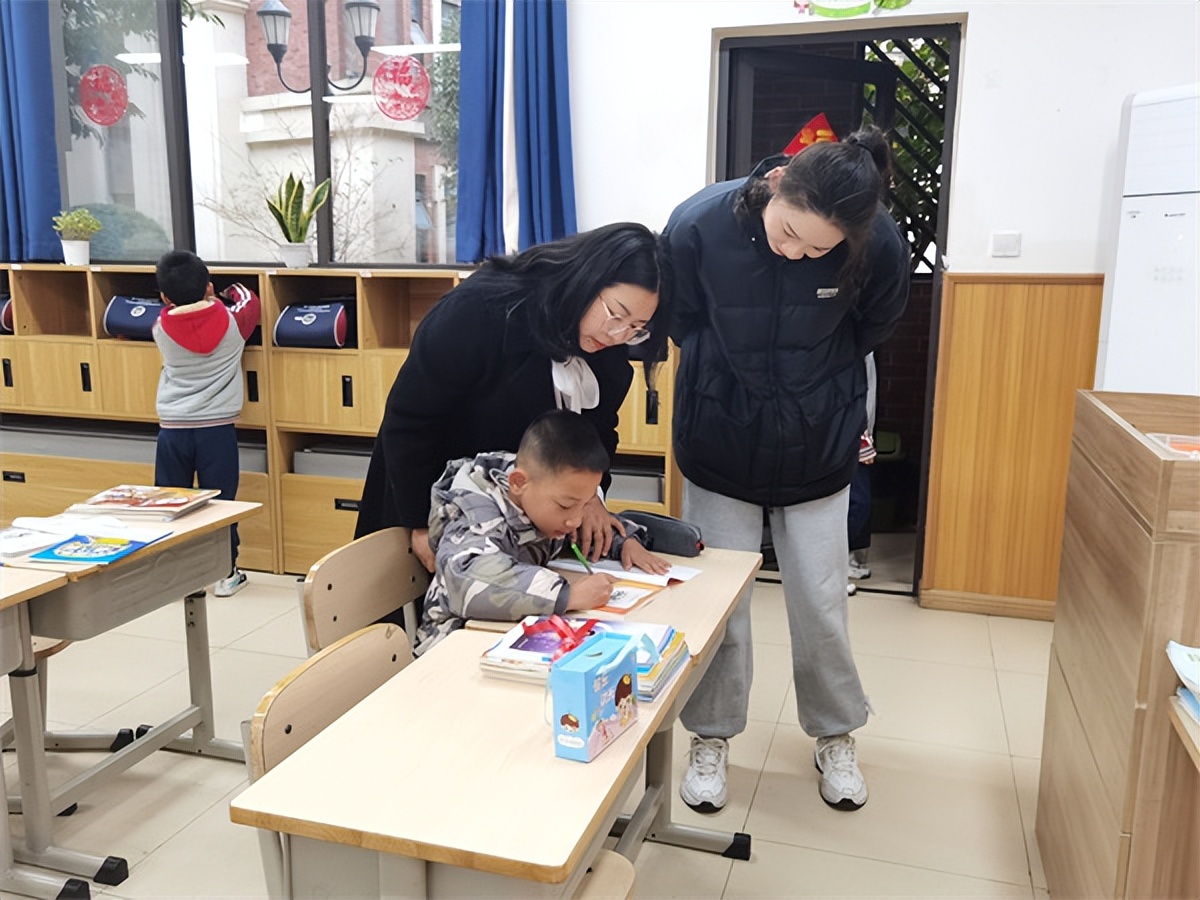 营造学礼、知礼、明礼校风，蓝港外国语学校开学第一课太“讲礼”