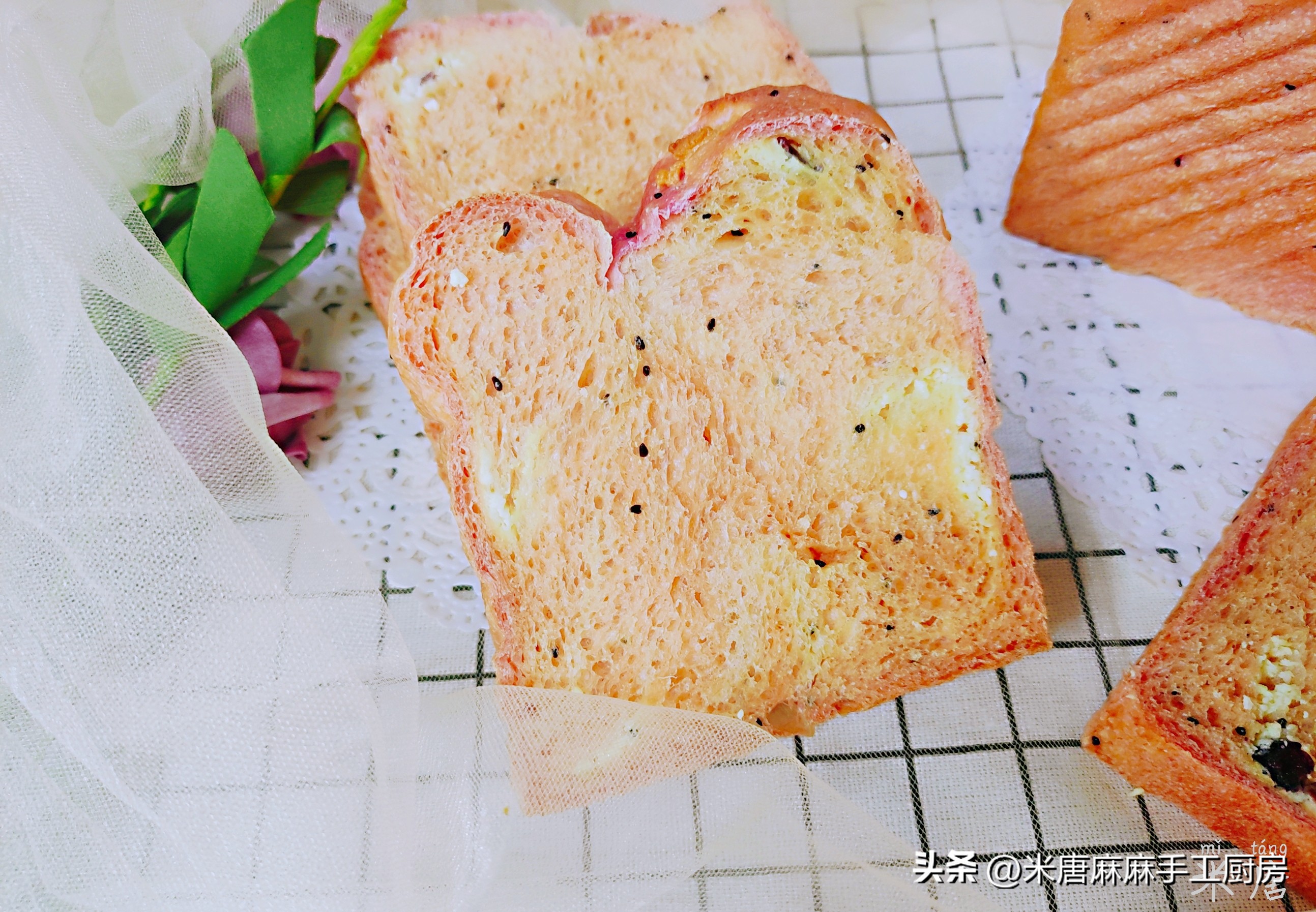 米唐麻麻玩转面团：#吐司日记#火龙果蔓越莓乳酪吐司