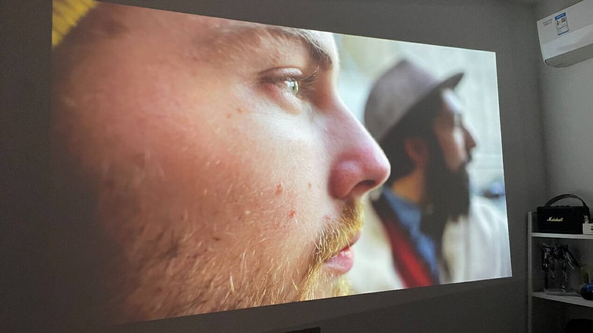 有它，挤啥电影院？AOCL1智能投影实测：2500ANSI流明+帝瓦雷调音