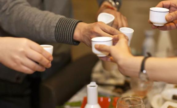 给人倒酒有什么讲究,给别人倒酒时双手是祭祀手吗