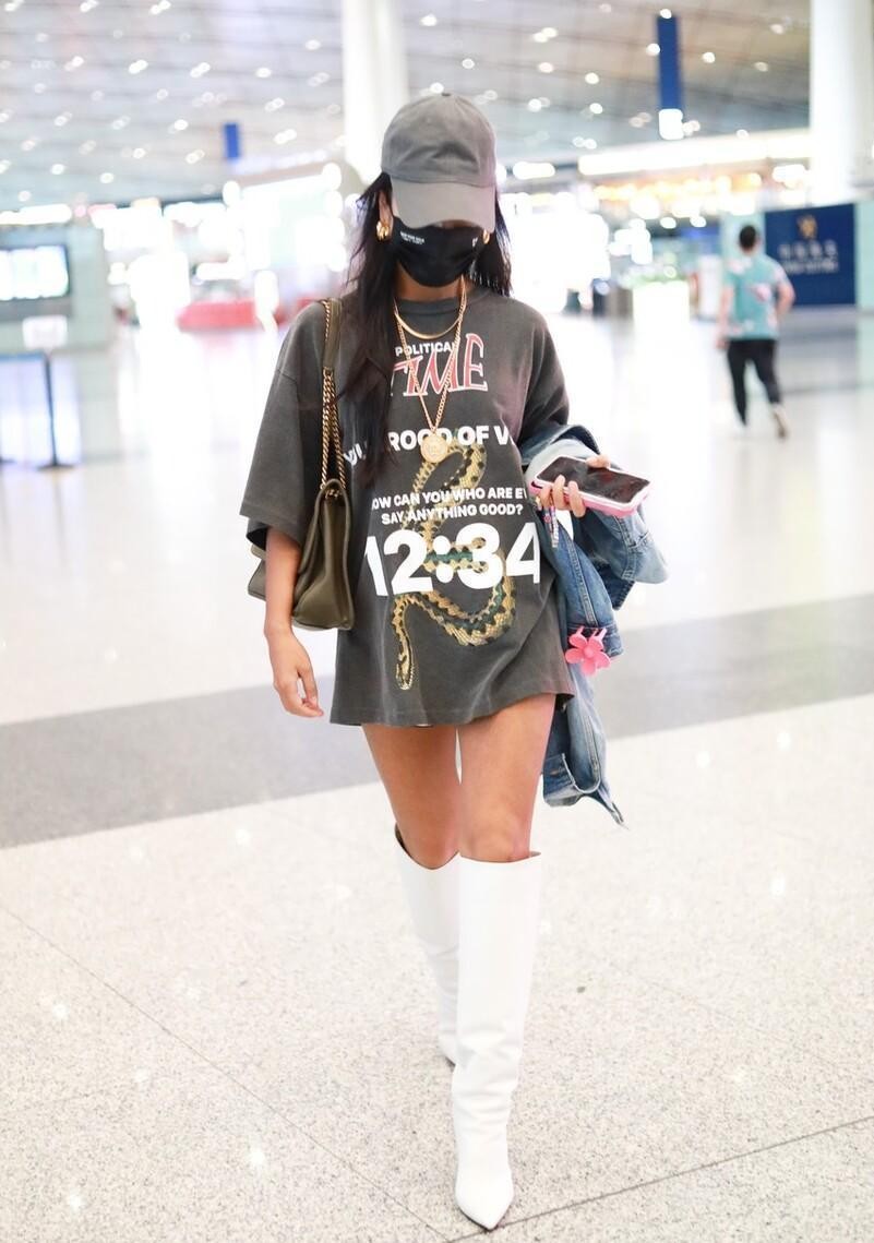 卡通t恤宽松简单,卡通图案很火的t恤