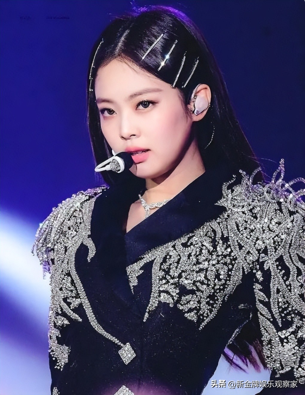 jennie脸部受伤后现身机场,jennie摔伤脸