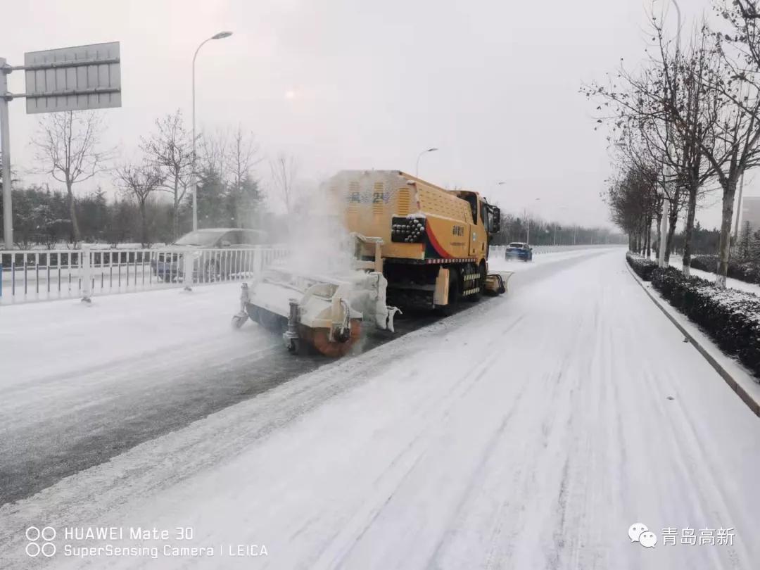 浴“雪”奋战!高新城维公司全力以赴保障道路通畅