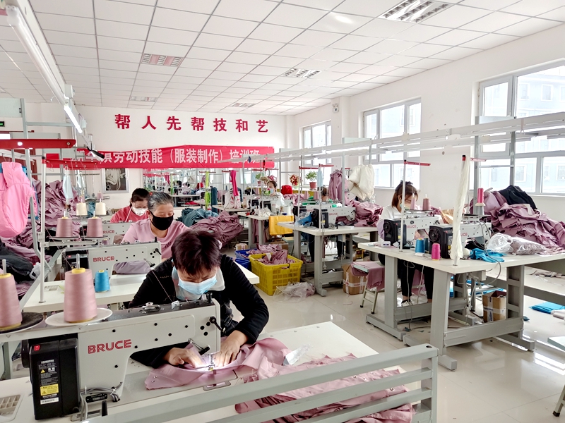 村民家门口务工增收致富稳了,外出务工农民返乡开辟致富路