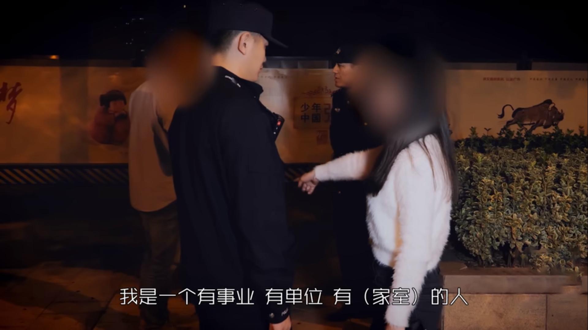 2020年女子报警被猥亵殴打，警方发现另有隐情，女子：他没给小费