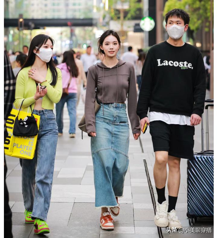 成都街拍，辣妹子的穿搭太圈粉，各种风格时髦好看
