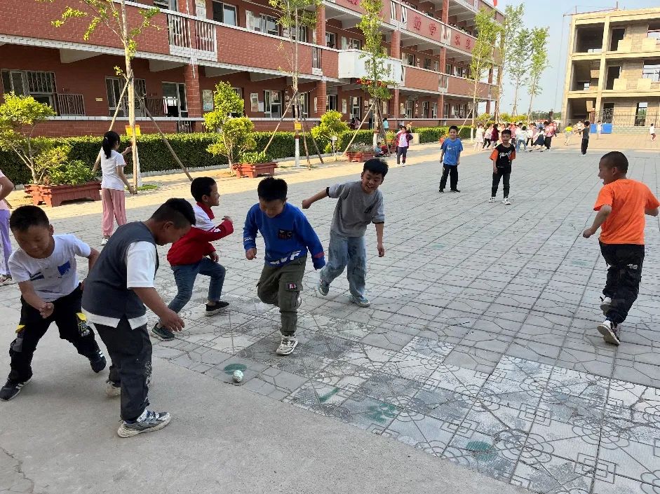 把所有孩子赶出去的游戏,把小孩子扔到外面的游戏