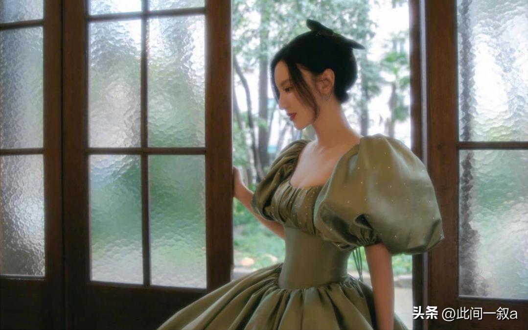 “大秀*光春**”还不害臊，深V露背都不遮掩，这群女明星全员养眼！