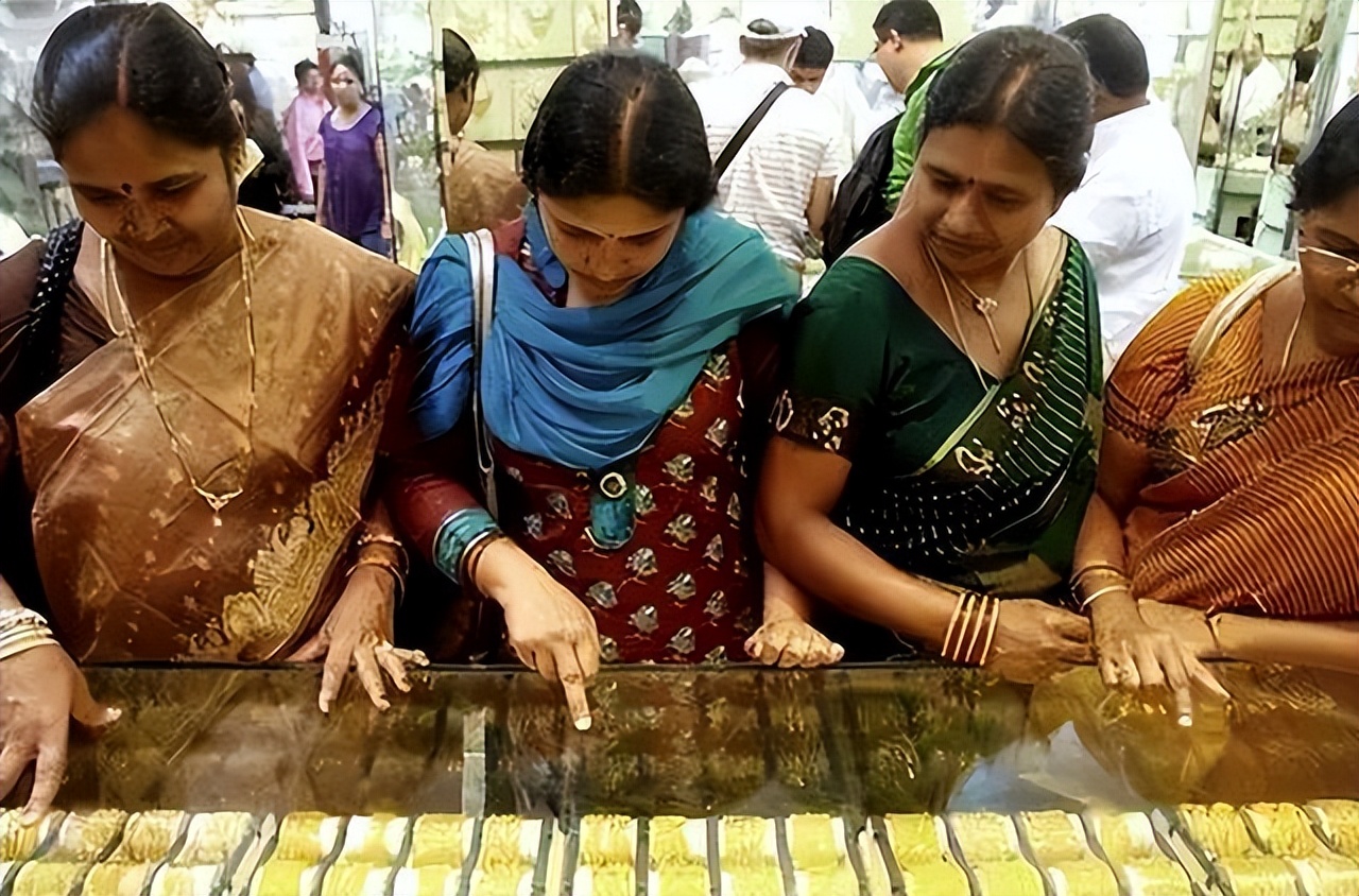 印度人嘲讽中国游客穷，根本不购买东西，到底为什么?