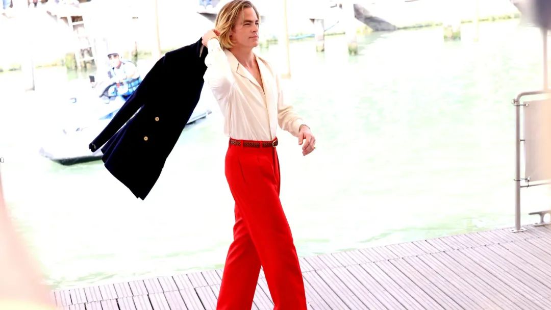 威尼斯红毯抓马多：甜茶穿红色露背装吸睛，凯特大魔王气场强…