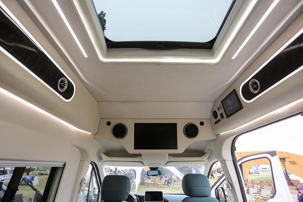 2.5米高上汽大通纯电科技智能房车,自行式房车上汽大通原厂房车实拍