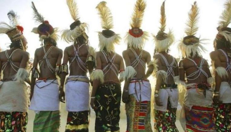 以“裸为美”部落，无论老少都下巴插木棍，这种陋习为啥还存在？