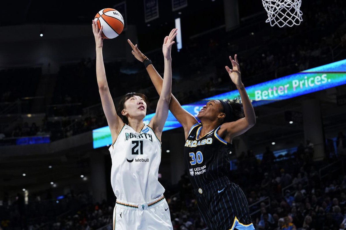 不甘心！女篮王牌征战WNBA被弃用，仅打5分钟，自我打气加油