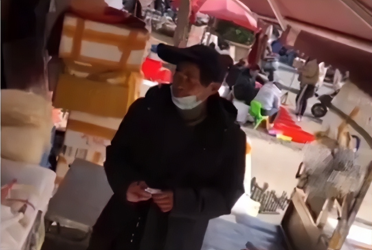 温州卖面条老人,浙江温州老人用手画钱币买面条