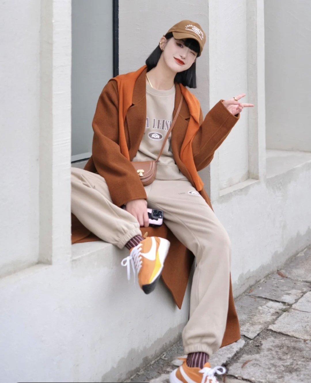 棕色的鞋子棕色大衣怎么搭配衣服,棕色大衣的穿搭技巧