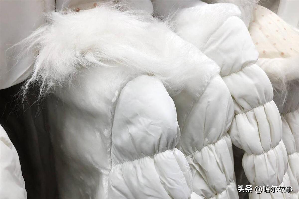 致敬母亲:老婆花钱为母亲买衣服,故意将新羽绒服剪开了一道口子