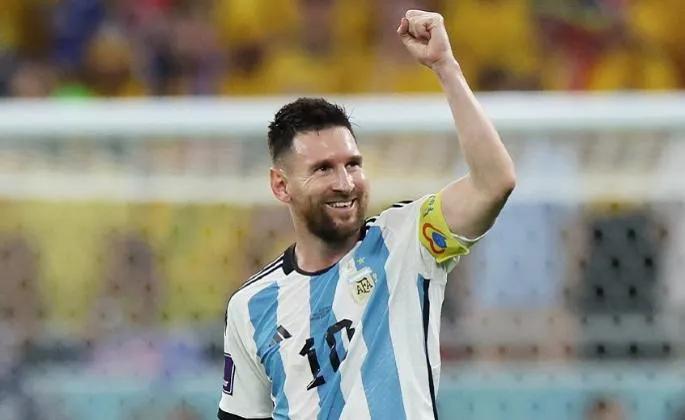 梅西晒照,太甜了梅西与妻子在机场深情拥吻