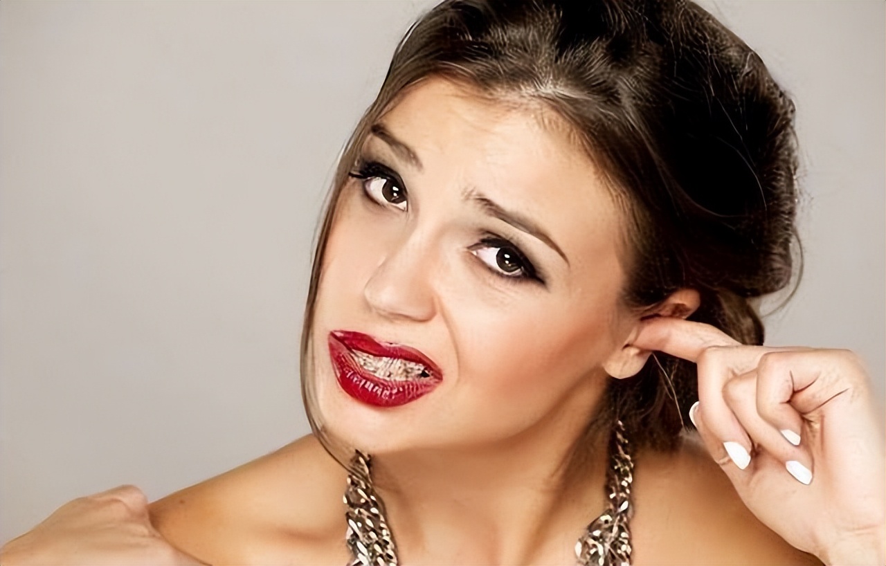 耳朵里面发痒怎么回事怎么去治疗,耳朵里面有黄色分泌物有臭味发痒