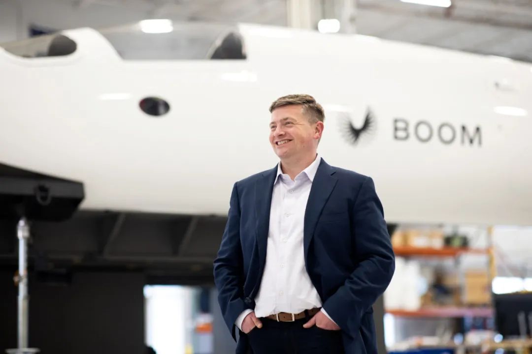 华人回国登机,世界最大的航空公司飞机