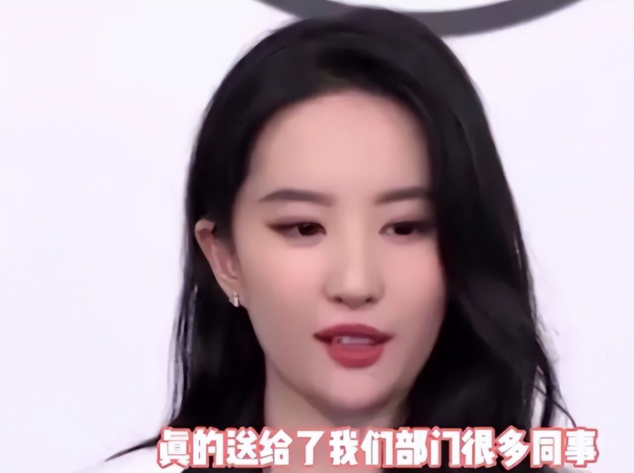 刘亦菲逛街被偶遇三里屯,网友偶遇刘亦菲买行李箱