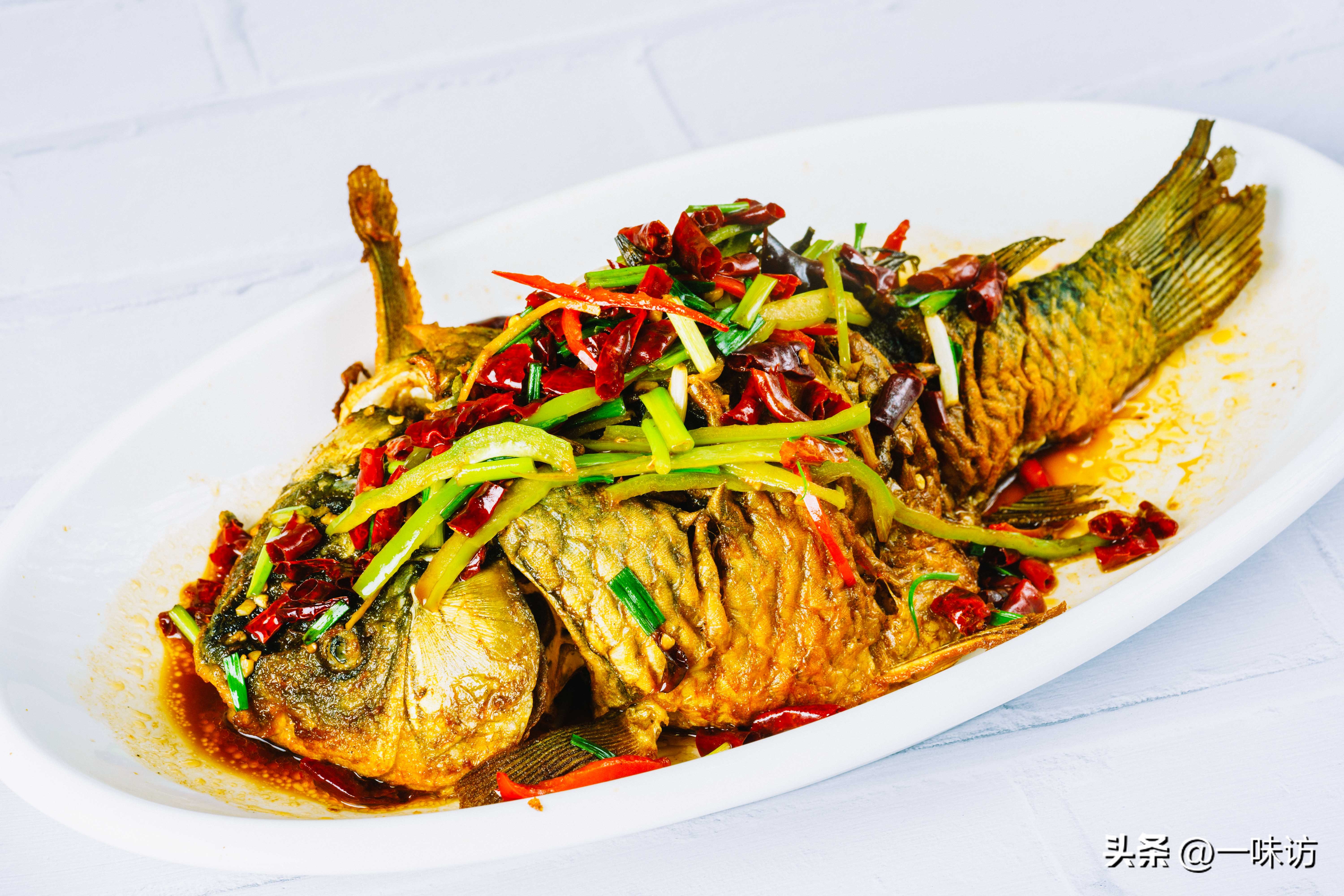 带鱼鳞的鲤鱼怎么做好吃,红烧鲤鱼炸带鱼的家常做法