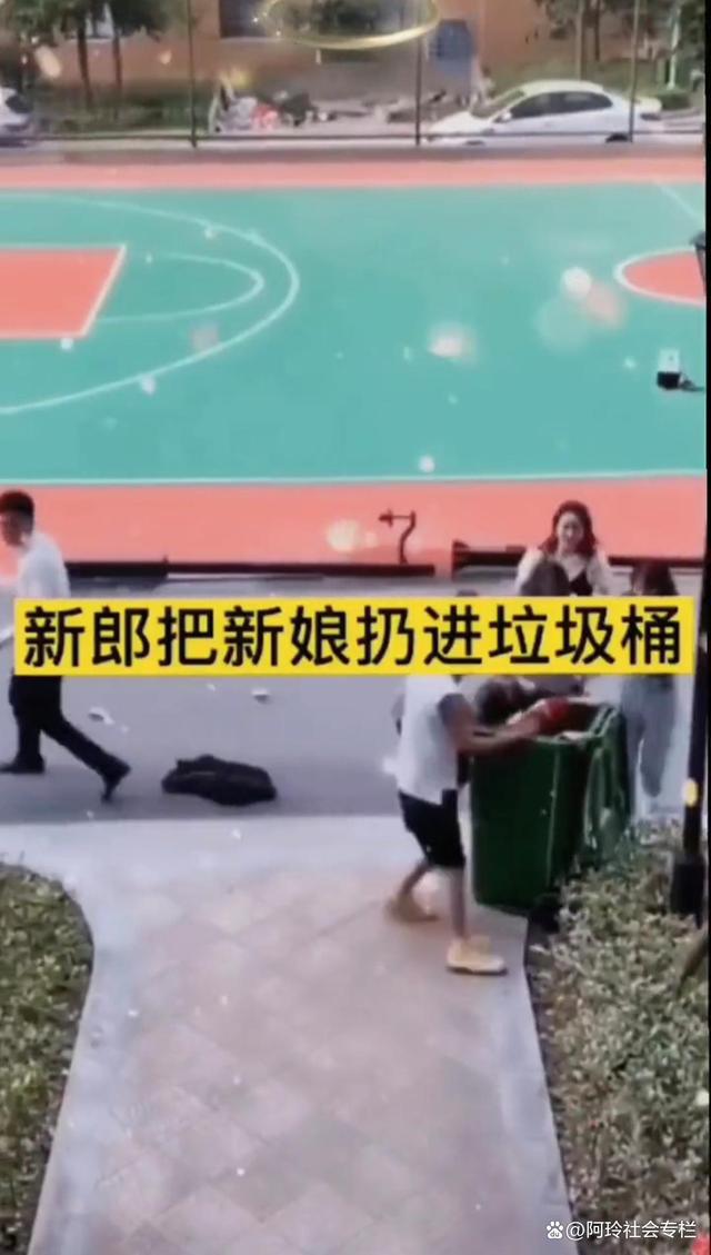 新娘嫌红包少当众大骂新郎,改口费给少了新娘当场甩脸子