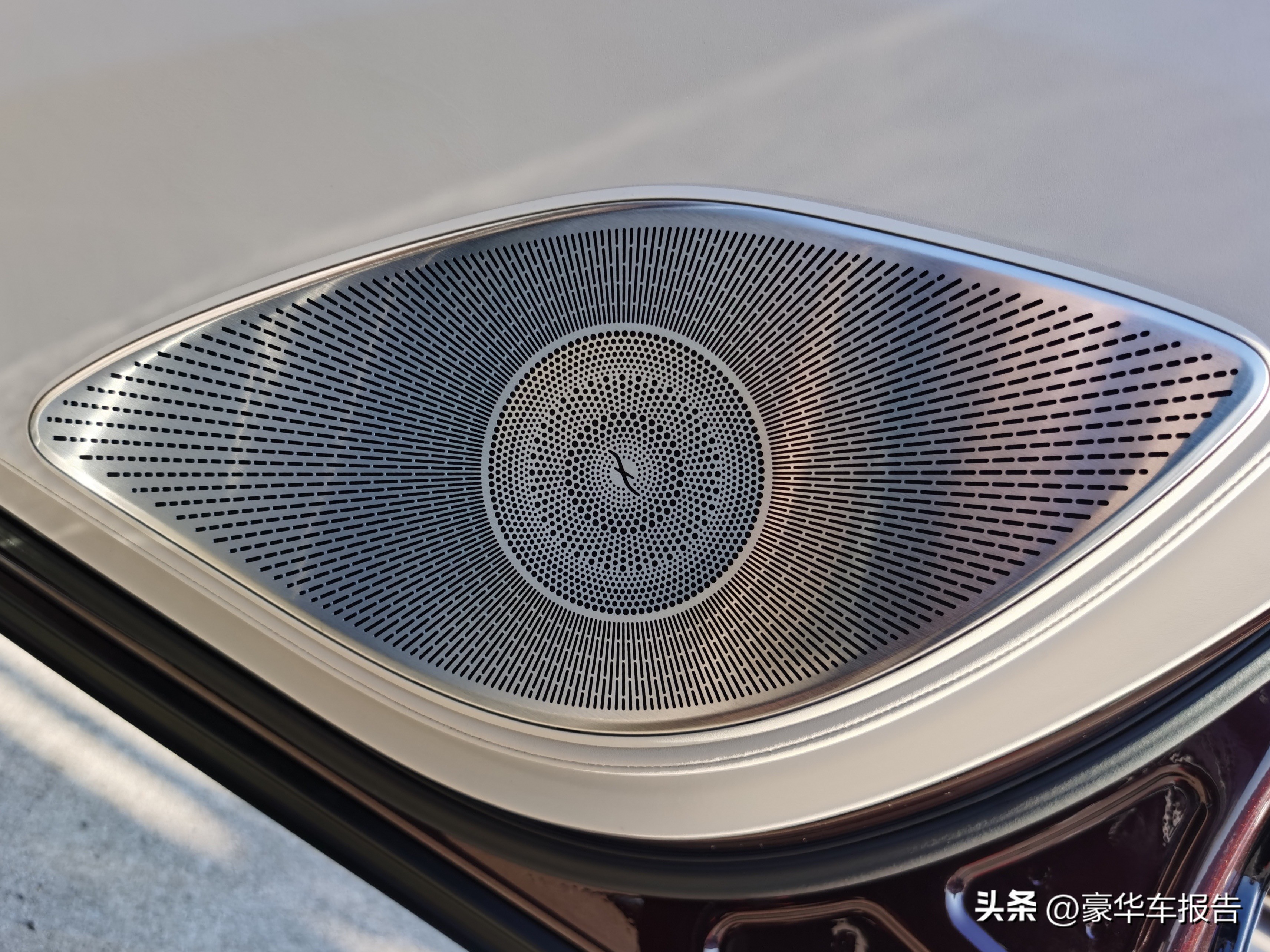 奔驰gls600迈巴赫2022款4座版,奔驰gls400跟迈巴赫的gls600不同