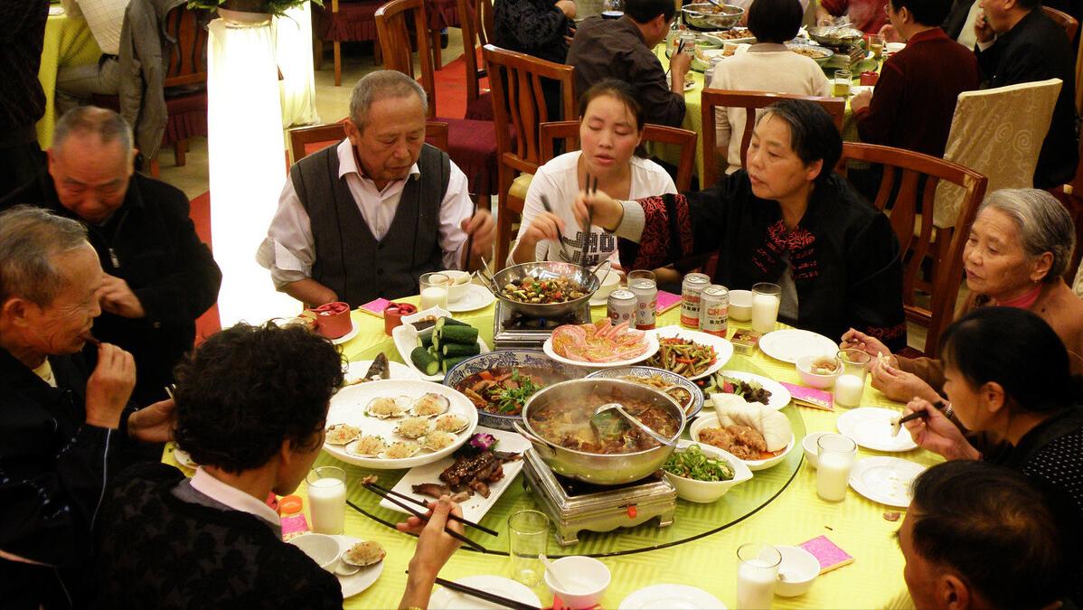 河南大姐大锅菜10块钱一份随便吃,卖便宜大锅菜