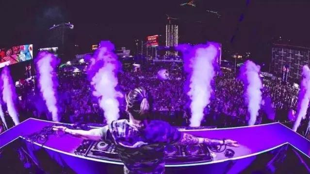 泰国泼水节走在路上就会被泼水么,傣族泼水节与泰国泼水