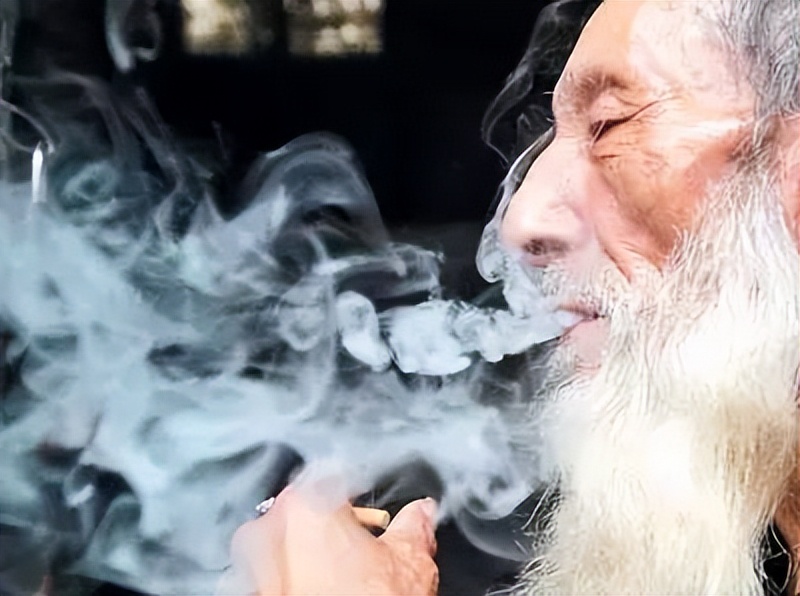 广美裸模爷爷，曾抗美援朝，拾过荒，中过毒，有90后女友