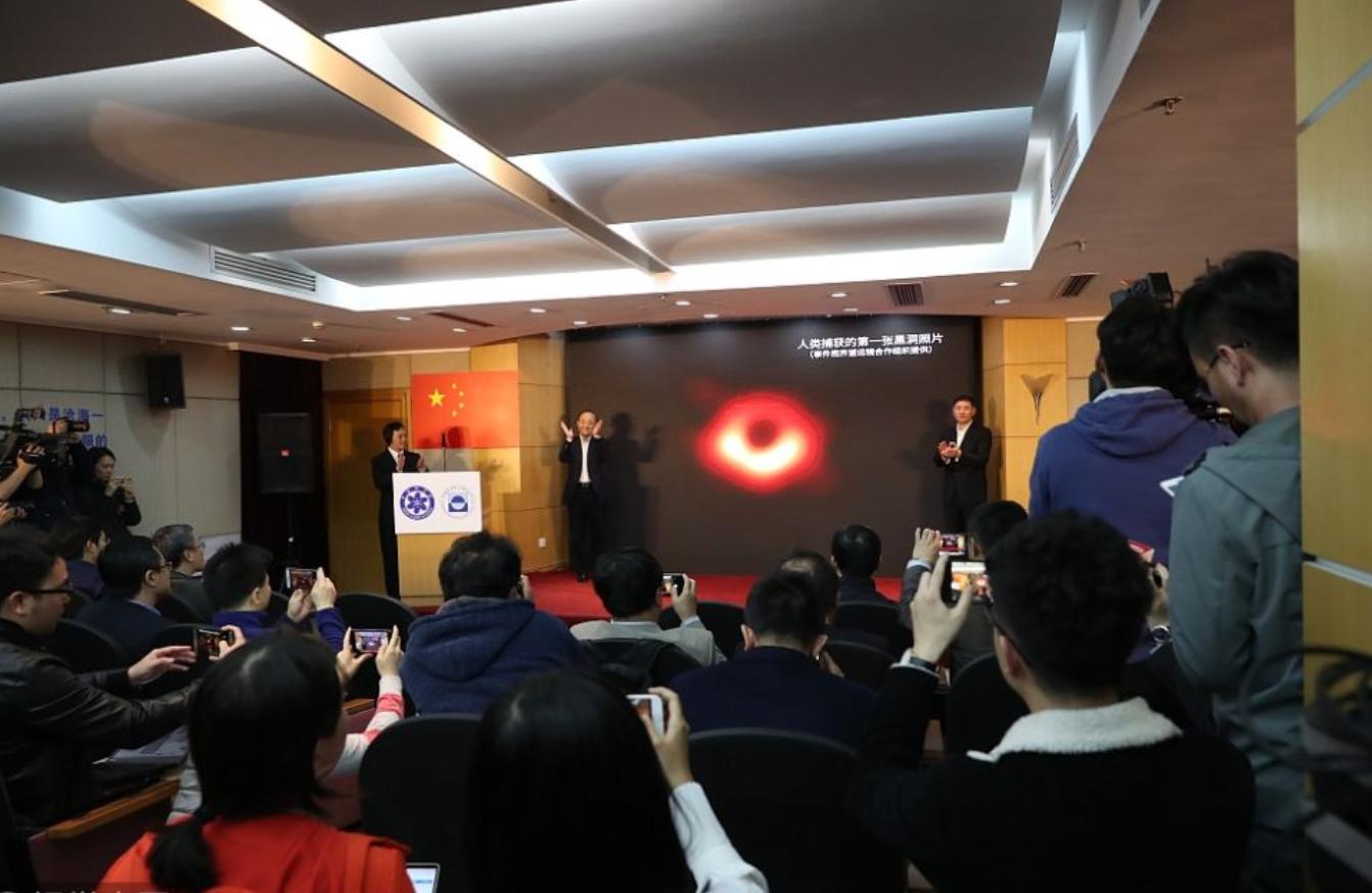 银河系中心黑洞首张照片发布,银河系中心黑洞首张照片讲解