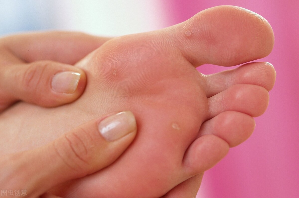 高锰酸钾，用好了可以消毒杀菌，用不好会灼伤腐蚀皮肤