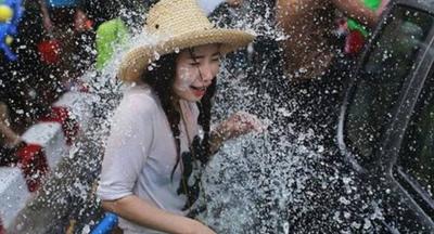 趁着泼水节公然对女生进行骚扰！向女生私密部位喷水还撕扯衣服
