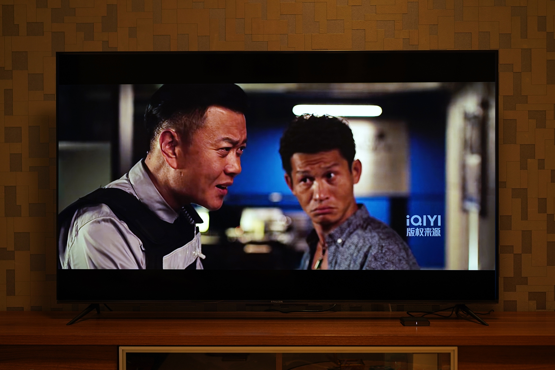 大影院、小盒子,影院级观影体验,爱奇艺8K电视盒子电视果6体验