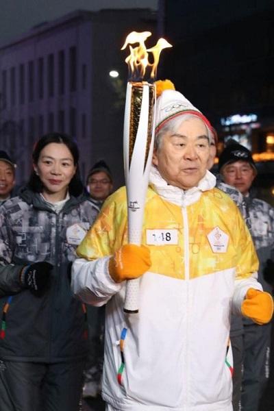 韩国“恶魔千金”：姐姐逼停飞机，妹妹一杯水泼掉2000亿