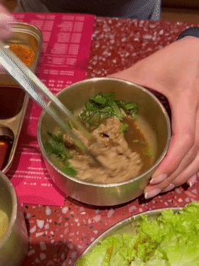 食光里丨每天都在排队的烤肉店，石景山这个“老太太”厉害了