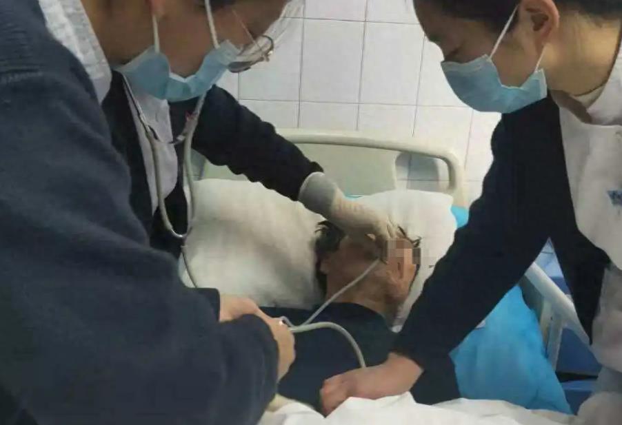 临终脱水、疼到痉挛，却被妻子强制插胃管，45岁丈夫呕出浓黑血液