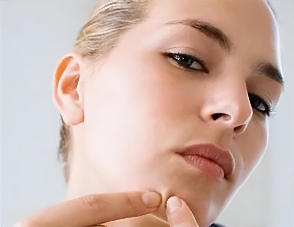 脸腮部位长痘是什么原因,脖子长痘是身体哪部位出问题