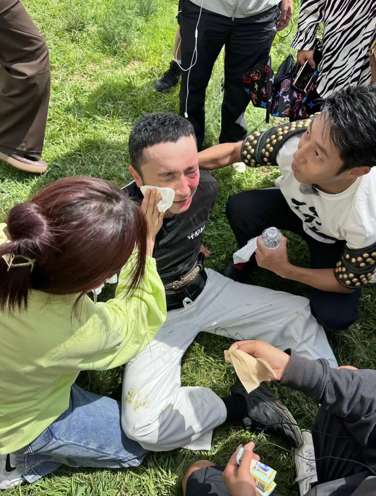 尼格买提录节目摔伤,尼格买提被撒贝宁吓到综艺节目