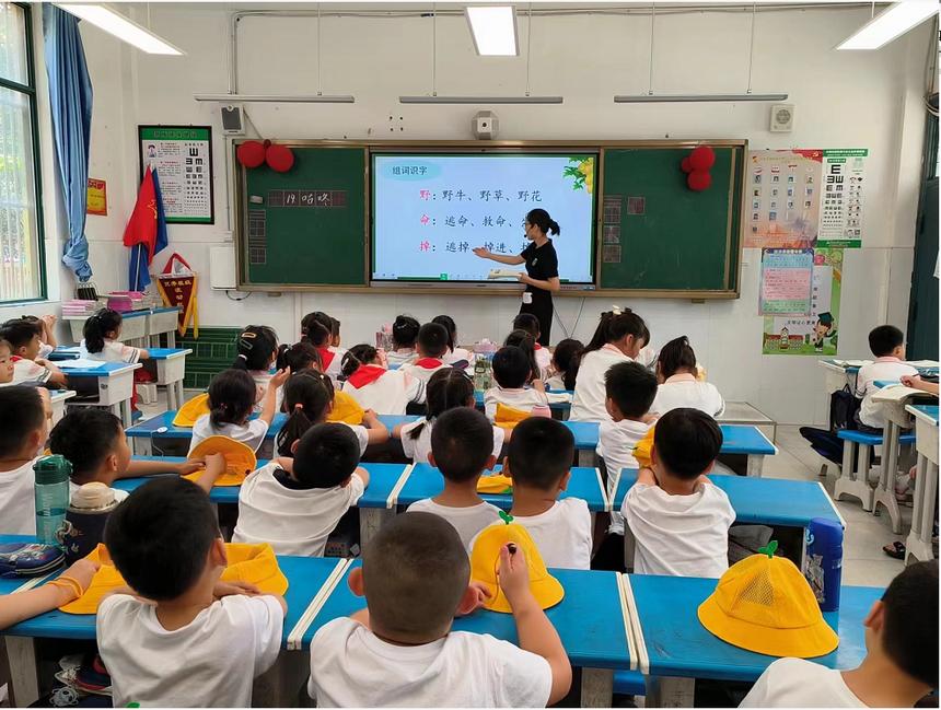 大手拉小手共建美丽庭院儿童画,大手拉小手共绘团圆梦