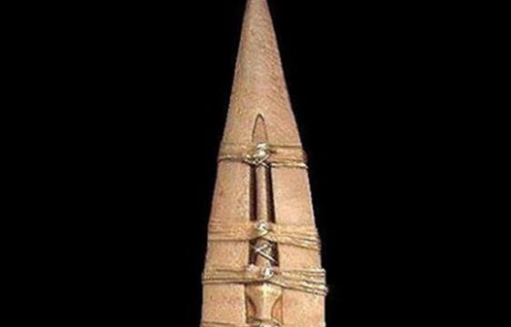 相传它是刺死耶稣的*器武**，拥有超自然的力量，还曾被希特勒偷走过